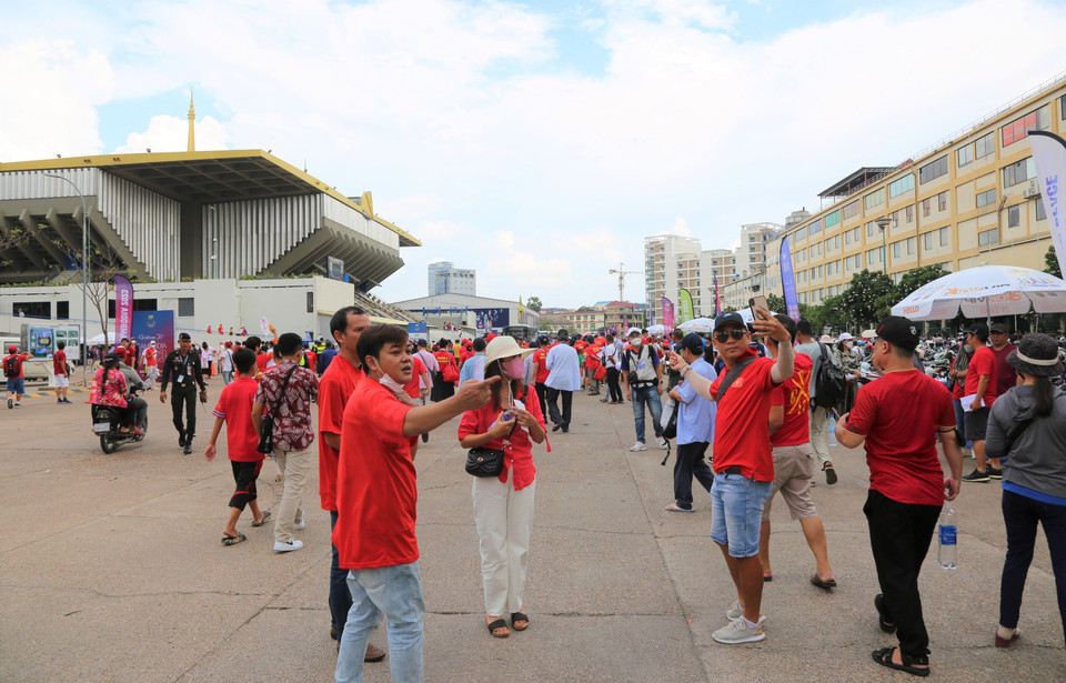 Các cổ động viên Việt Nam đến sân vận động Olympic từ khá sớm, tạo nên bầu không khí sôi động. (Ảnh: Hoàng Minh/TTXVN)