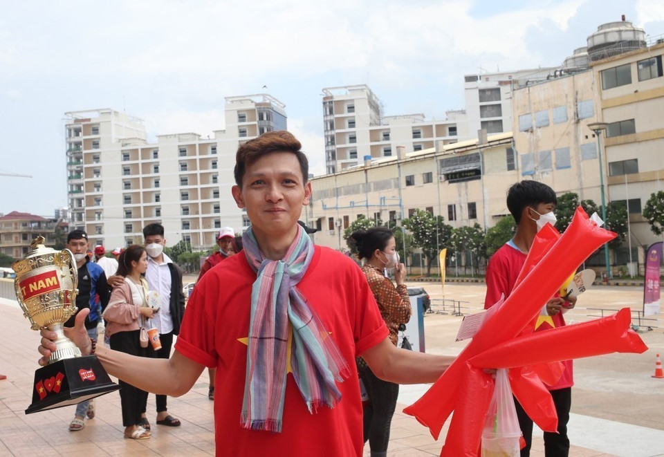 Đủ các loại "đạo cụ" để cổ vũ cho đội nhà được cổ động viên Việt Nam mang đến sân. (Ảnh: Hoàng Linh/TTXVN)