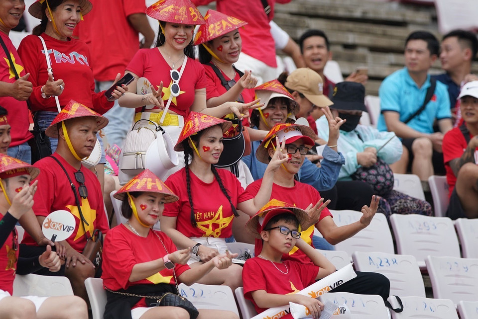 Không khí trên sân vận động Olympic trở nên sôi động từ khá sớm với sự hiện diện của các cổ động viên Việt Nam. (Ảnh: Hoàng Linh/TTXVN)