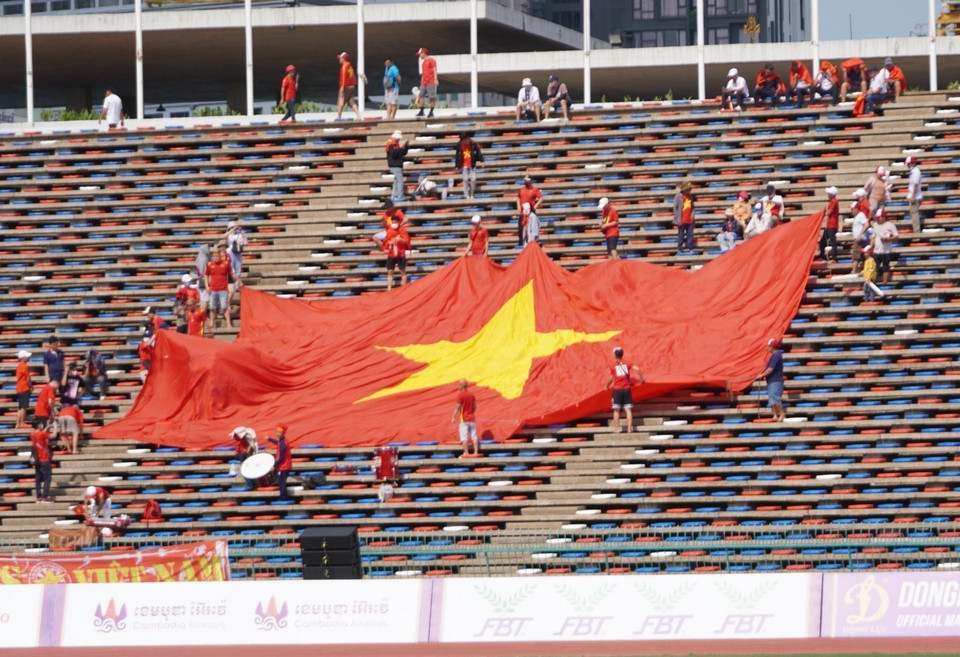 Lá đại kỳ Việt Nam được các cổ động viên căng lên trên khán đài từ khá sớm, tạo nên bầu không khí sôi động. (Ảnh: Hoàng Linh/TTXVN)