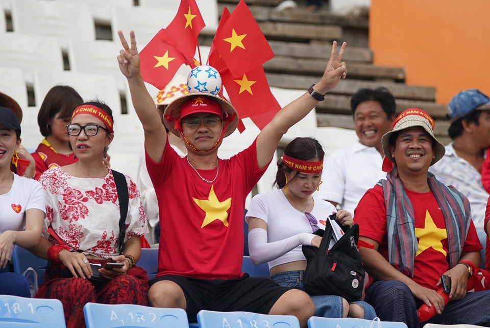 Không khí trên sân vận động Olympic trở nên sôi động từ khá sớm với sự hiện diện của các cổ động viên Việt Nam. (Ảnh: Hoàng Linh/TTXVN)