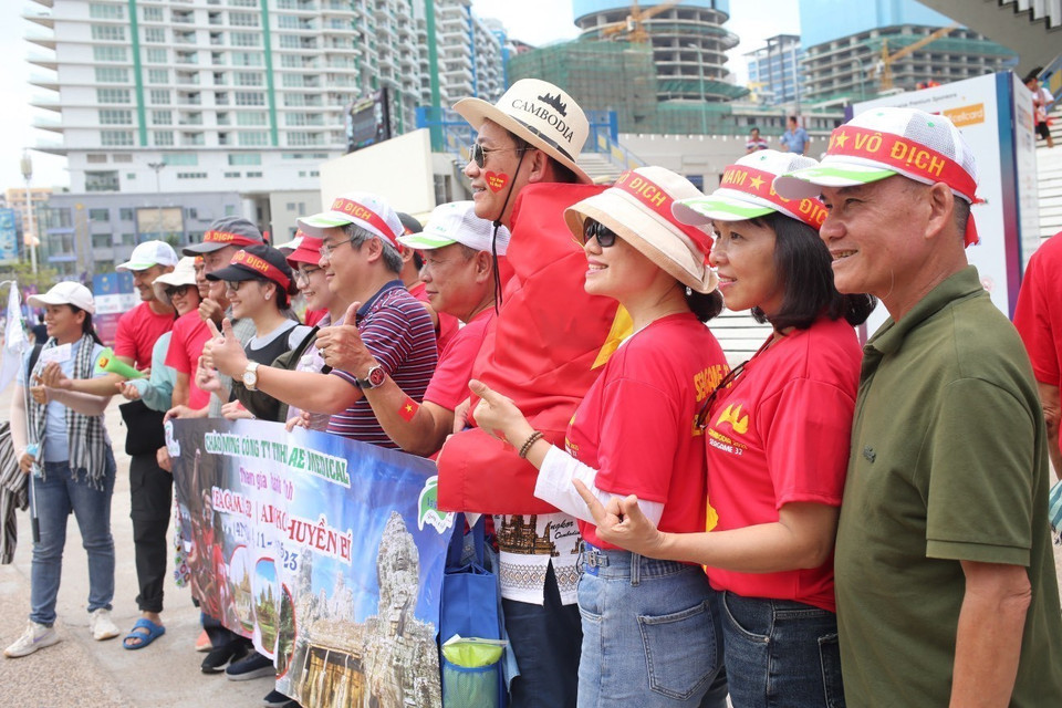 Không khí sôi động được các cổ động viên Việt Nam mang đến sân với hy vọng "tiếp lửa" đội nhà giành chiến thắng. (Ảnh: Hoàng Linh/TTXVN)