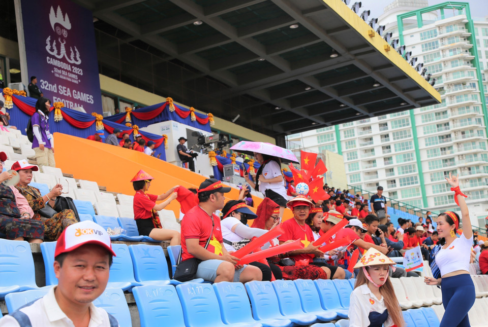 Cổ động viên có mặt trên khán đài từ khá sớm để cổ vũ cho đội U22 Việt Nam. (Ảnh: Hoàng Minh/TTXVN)