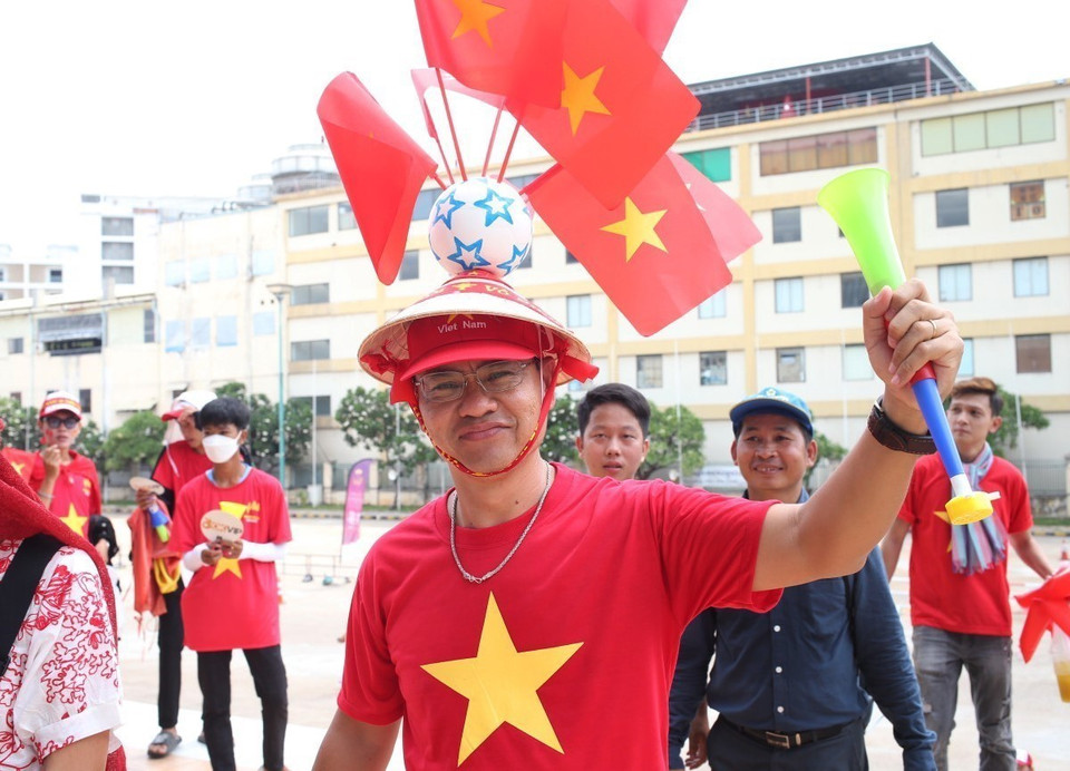 Không khí sôi động được các cổ động viên Việt Nam mang đến sân với hy vọng "tiếp lửa" cho đội nhà giành chiến thắng. (Ảnh: Hoàng Linh/TTXVN)