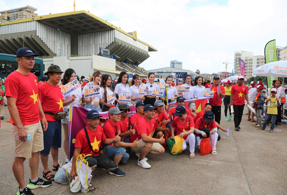 Các cổ động viên chụp ảnh trước khi vào sân cổ vũ cho U22 Việt Nam. (Ảnh: Hoàng Minh/TTXVN)