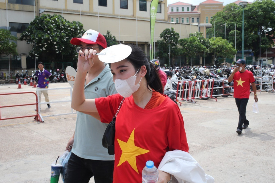 Các cổ động viên Việt Nam đến sân từ khá sớm. (Ảnh: Hoàng Linh/TTXVN)