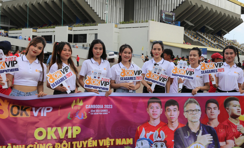 Các cổ động viên chủ nhà Campuchia thể hiện sự ủng hộ với đội U22 Việt Nam. (Ảnh: Hoàng Minh/TTXVN)