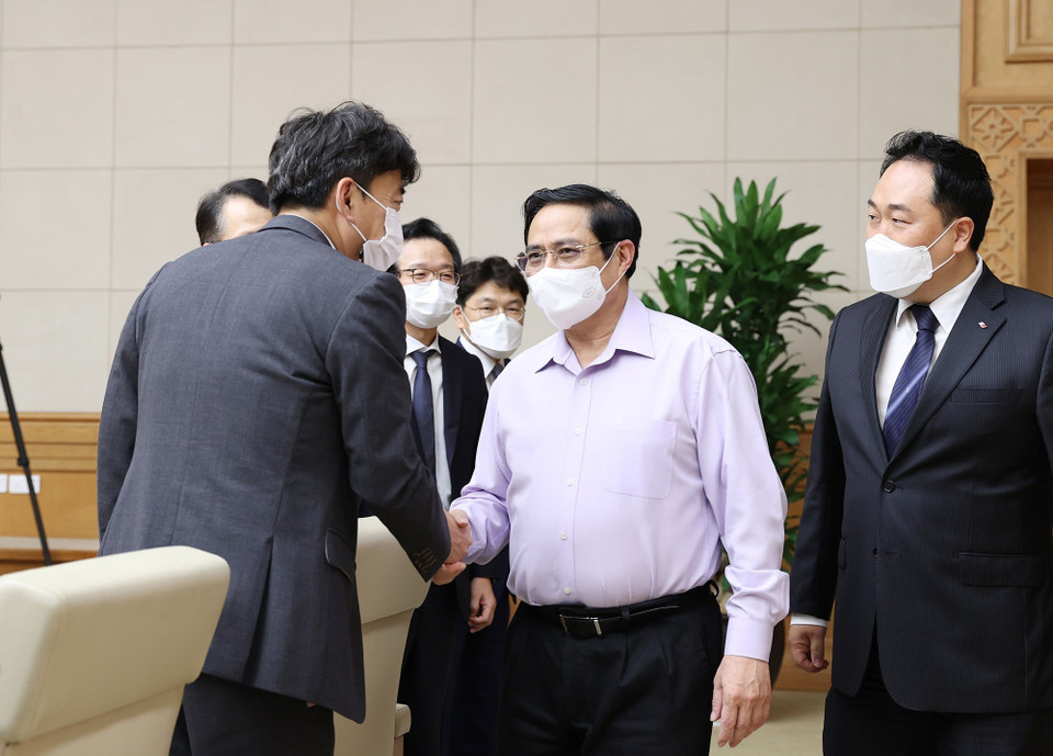 Thủ tướng Phạm Minh Chính với các doanh nghiệp Hàn Quốc tại Việt Nam. (Ảnh: Dương Giang/TTXVN)