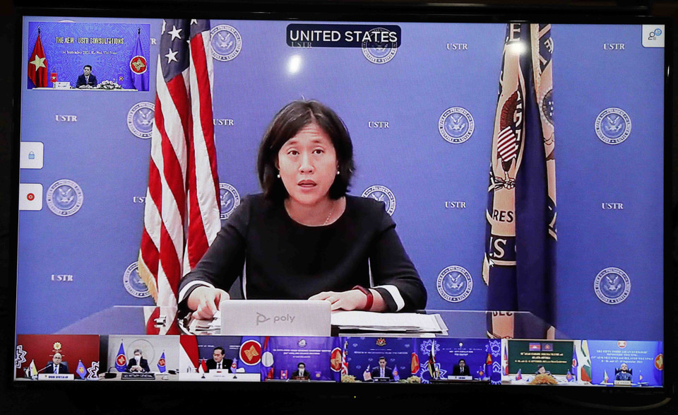 Đại diện Thương mại Hoa Kỳ (USTR) bà Katherine Tai phát biểu tại điểm cầu Mỹ. (Ảnh: Trần Việt/TTXVN)