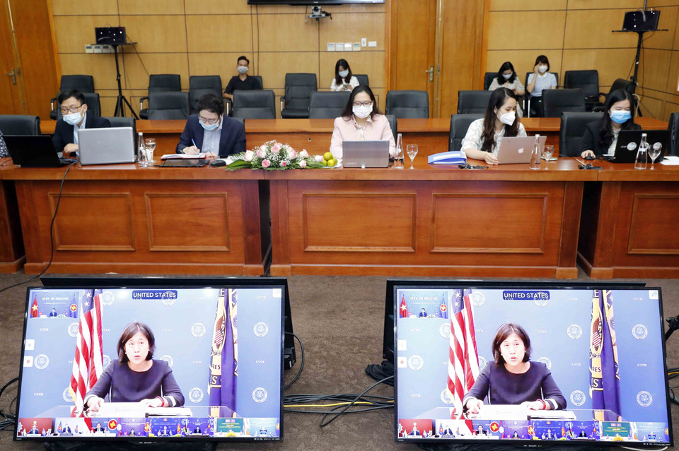 Đại diện Thương mại Hoa Kỳ (USTR) bà Katherine Tai phát biểu tại điểm cầu Mỹ. (Ảnh: Trần Việt/TTXVN)