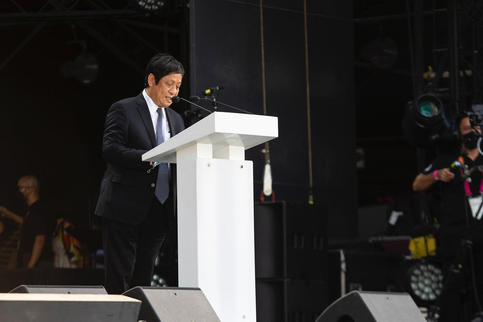 Đại sứ Nguyễn Mạnh Tuấn phát biểu tại chương trình biểu diễn nghệ thuật chung 6 nước quảng bá cho các kỳ quan mới của thế giới.