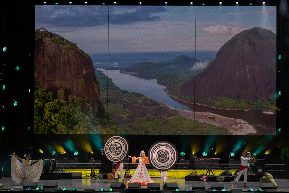 Chương trình nghệ thuật do Việt Nam khởi xướng và điều phối, nhận được sự ủng hộ và tham gia nhiệt tình của các nước bạn.