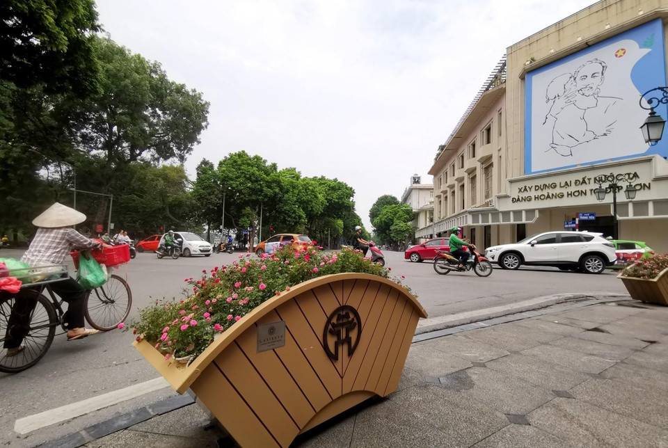 Các tiểu cảnh trang trí kỷ niệm 65 năm Giải phóng Thủ đô trên đường Tràng Tiền. (Ảnh: Thành Đạt/TTXVN)