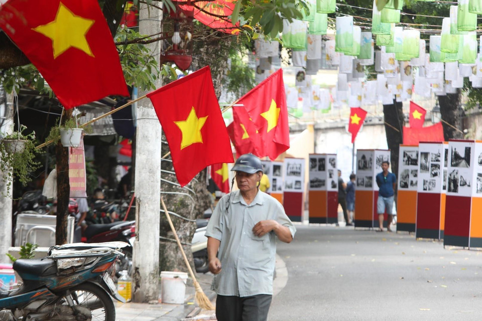 Rực rỡ cờ hoa trên các tuyến phố chào mừng kỷ niệm 65 năm Giải phóng Thủ đô. (Ảnh: Thành Đạt/TTXVN)