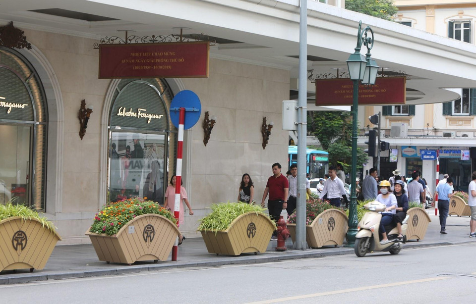 Các tiểu cảnh trang trí kỷ niệm 65 năm Giải phóng Thủ đô trên đường Tràng Tiền. (Ảnh: Thành Đạt/TTXVN)