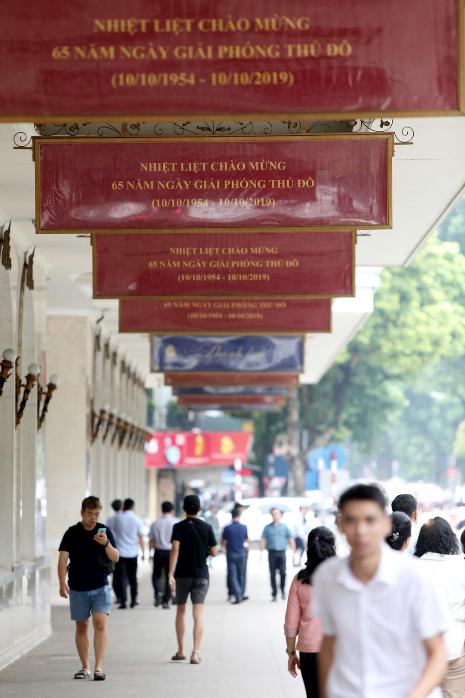 Băngrôn, biểu ngữ tuyên truyền kỷ niệm 65 năm Giải phóng Thủ đô treo dọc vỉa hè đường Tràng Tiền. (Ảnh: Thành Đạt/TTXVN)