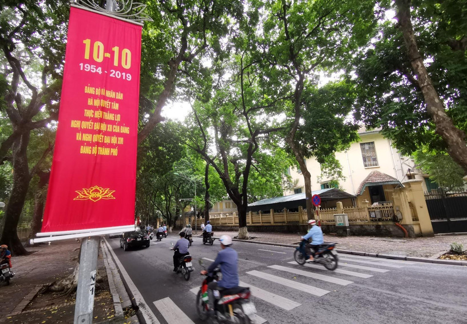 Băngrôn, biểu ngữ chào đón ngày Giải phóng Thủ đô trên tuyến phố Phan Đình Phùng. (Ảnh: Thành Đạt/TTXVN)