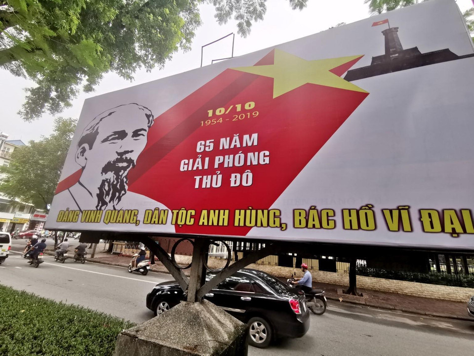 Băngrôn, biểu ngữ tuyên truyền kỷ niệm 65 năm Giải phóng Thủ đô trên đường Lê Hồng Phong. Ảnh: Thành Đạt - TTXVN(Ảnh: Thành Đạt/TTXVN)