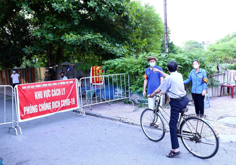 Người dân đều “nội bất xuất, ngoại bất nhập” tại khu vực bị phong tỏa tạm thời phường Việt Hưng. (Ảnh: Hoàng Hiếu/TTXVN)