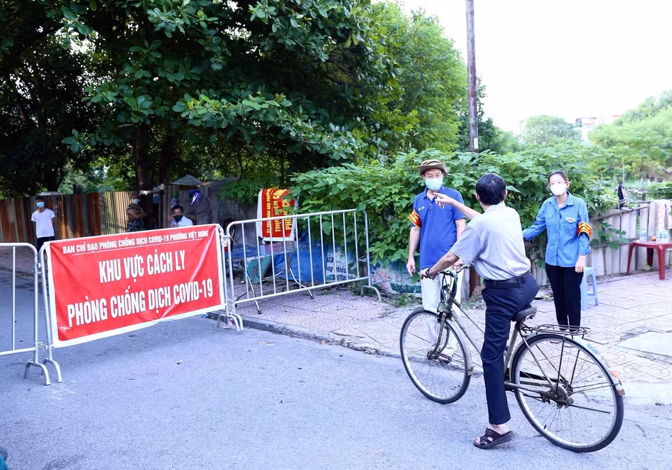 Người dân đều “nội bất xuất, ngoại bất nhập” tại khu vực bị phong tỏa tạm thời phường Việt Hưng. (Ảnh: Hoàng Hiếu/TTXVN)