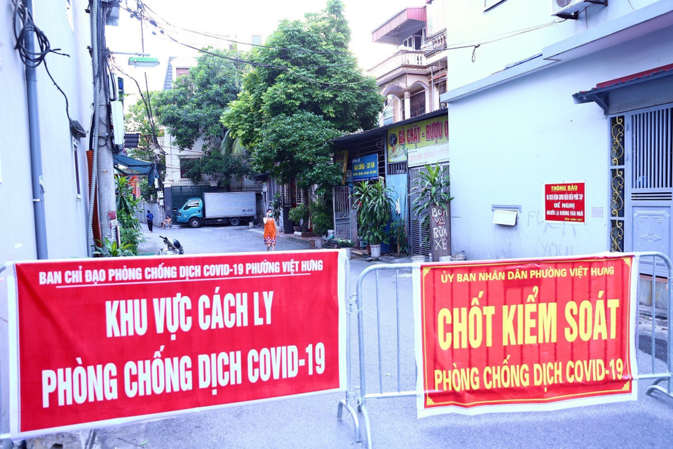 Mọi ngả đường vào khu vực đều được rào chắn cứng ngăn người và phương tiện lưu thông (ảnh chụp ngày 18/9/2021). (Ảnh: Hoàng Hiếu/TTXVN)