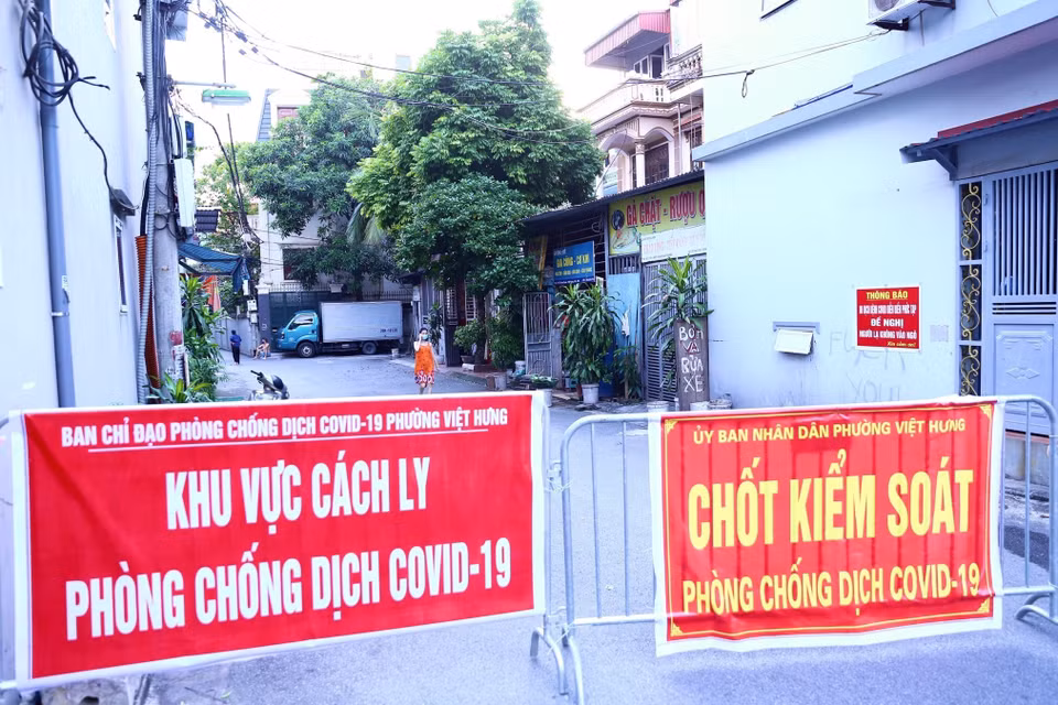 Mọi ngả đường vào khu vực đều được rào chắn cứng ngăn người và phương tiện lưu thông (ảnh chụp ngày 18/9/2021). (Ảnh: Hoàng Hiếu/TTXVN)