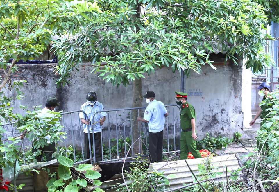 Lực lượng chức năng phường Việt Hưng (Long Biên) rào chắn cứng đường ngang, ngõ tắt phong tỏa khu vực cho đến khi có thông báo mới. (Ảnh: Hoàng Hiếu/TTXVN)