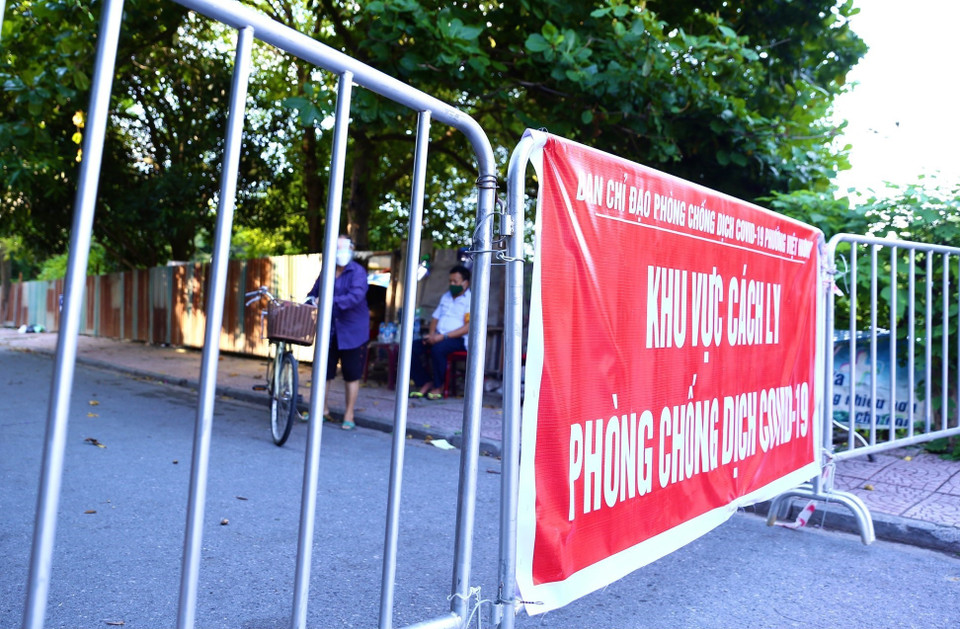 Mọi ngả đường vào khu vực đều được rào chắn cứng ngăn người và phương tiện lưu thông. (Ảnh: Hoàng Hiếu/TTXVN)