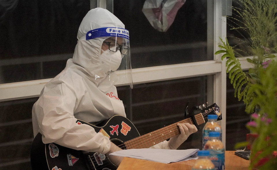 Một tiết mục "cây nhà lá vườn" của nhân viên y tế Bệnh viện Dã chiến thu dung và điều trị số 1 Thành phố Hồ Chí Minh. (Ảnh: HDCD/TTXVN phát)