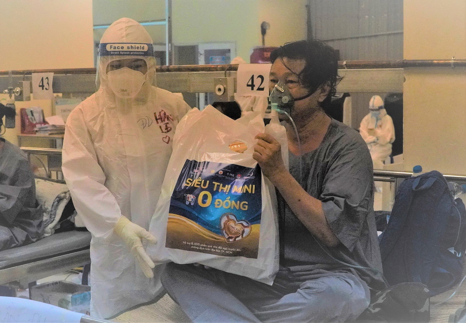 Sau các tiết mục văn nghệ, bệnh nhân được tặng quà Trung Thu. (Ảnh: HDCD/TTXVN phát)