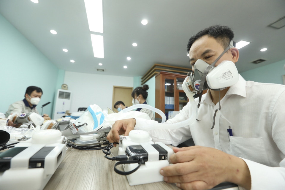 Bộ cách ly di động sẽ quản lý cả khí đầu vào và khí thở đầu ra. (Ảnh: Minh Quyết/TTXVN)