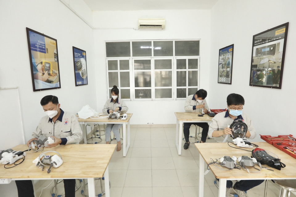 Nhóm kỹ sư của Viện Trang thiết bị và Công trình Y tế (Bộ Y tế) nghiên cứ thành công và đang sản xuất 100 thiết bị đầu tiên. (Ảnh: Minh Quyết/TTXVN)
