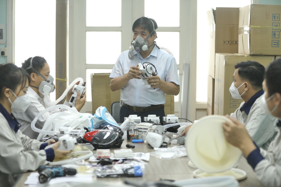 Mỗi lần sạc thiết bị có thể sử dụng từ 6-8 tiếng. (Ảnh: Minh Quyết/TTXVN)