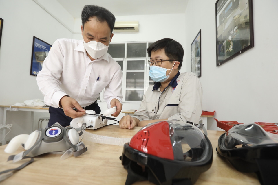 Do sản xuất đơn chiếc nên giá thành sản phẩm còn cao, trong thời gian tới, nhóm sáng chế tiếp tục nghiên cứu để giảm giá thành, nâng cao sản xuất từ 1.000-5.000 sản phẩm/tuần để đảm bảo phục vụ cho lực lượng tuyến đầu và các trường hợp cách ly trong vùng dịch. (Ảnh: Minh Quyết/TTXVN)