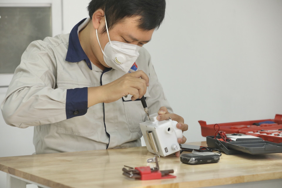 Nhóm kỹ sư của Viện Trang thiết bị và Công trình Y tế (Bộ Y tế) nghiên cứ thành công và đang sản xuất 100 thiết bị đầu tiên. (Ảnh: Minh Quyết/TTXVN)