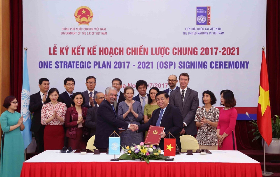 Việt Nam và Liên hợp quốc đã ký Kế hoạch Chiến lược chung mới (OSP) cho giai đoạn 2017-2021 giữa Chính phủ Việt Nam và 18 cơ quan Liên hợp quốc. Đây là dấu ấn quan trọng nêu bật cam kết mạnh mẽ của Liên hợp quốc và Chính phủ Việt Nam trong Chương trình Hành động quốc gia thực hiện các mục tiêu phát biển bền vững (2018). (Ảnh: TTXVN phát)