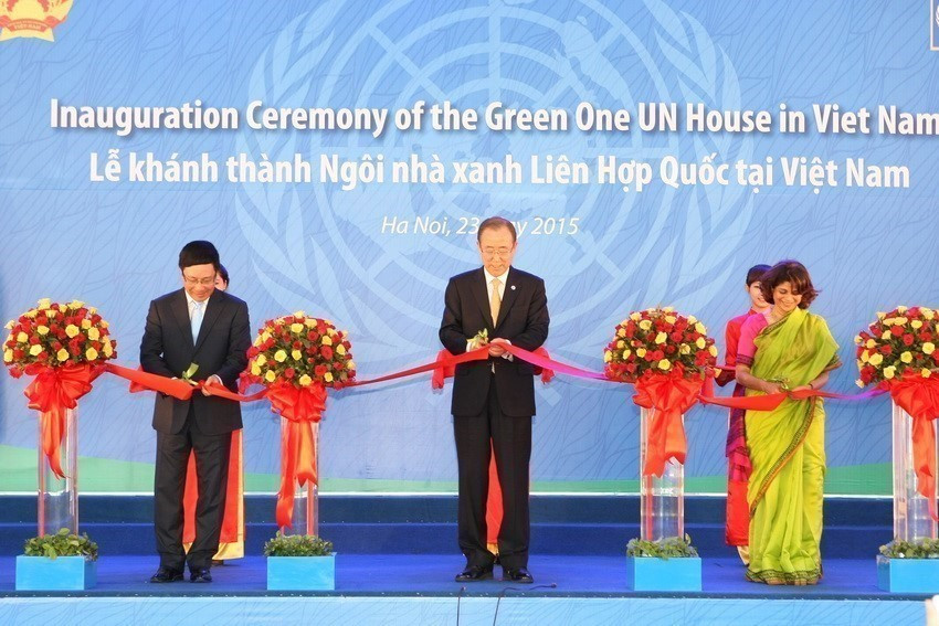 Ngày 23/5/2015, tại Hà Nội, Tổng Thư ký Liên hiệp quốc Ban Ki-moon (giữa) và Phó Thủ tướng, Bộ trưởng Bộ Ngoại giao Phạm Bình Minh cắt băng khánh thành 'Ngôi nhà xanh Liên hợp quốc' tại Việt Nam. (Ảnh: Phạm Kiên/TTXVN)