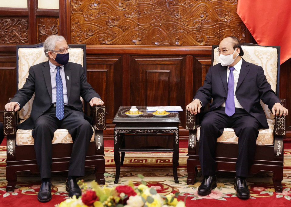 Chủ tịch nước Nguyễn Xuân Phúc tiếp ông Kamal Malhotra, Điều phối viên thường trú Liên hợp quốc tại Việt Nam, đến chào từ biệt trước khi kết thúc nhiệm kỳ công tác (12/8/2021). (Ảnh: Thống Nhất/TTXVN)