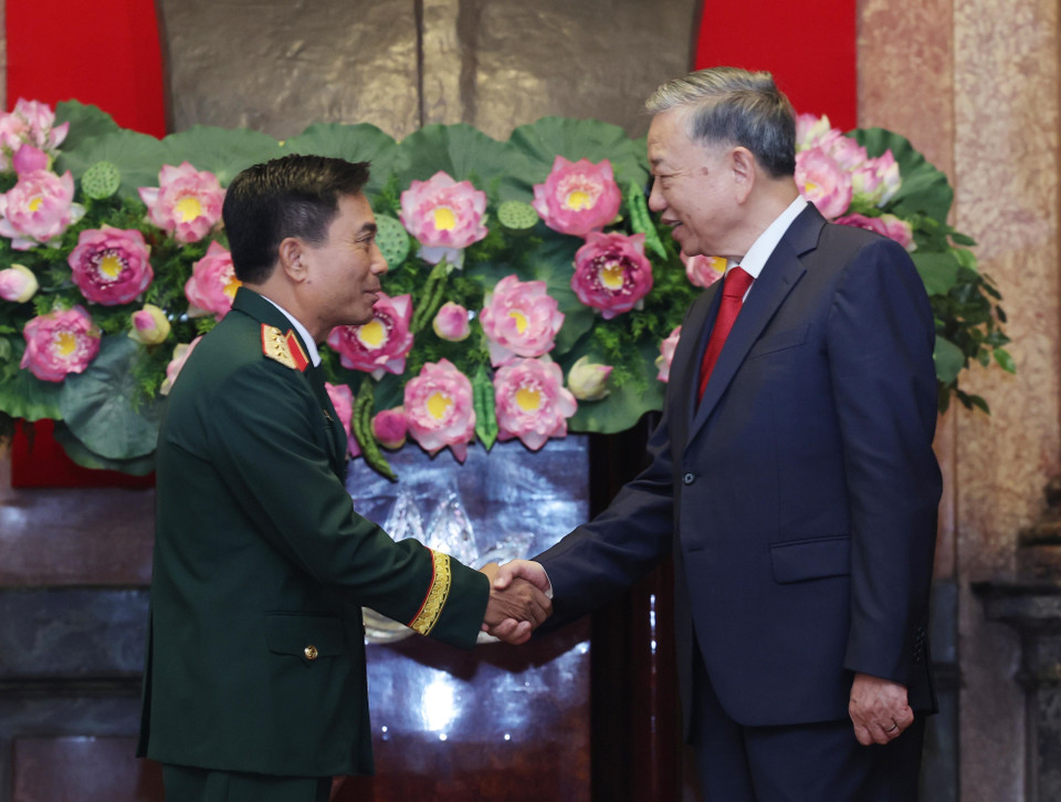 Tổng Bí thư, Chủ tịch nước Tô Lâm trao Quyết định thăng quân hàm Thượng tướng đối với Phó Tổng Tham mưu trưởng Quân đội Nhân dân Việt Nam Nguyễn Doãn Anh. (Ảnh: Lâm Khánh/TTXVN)
