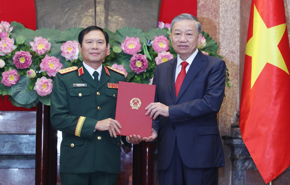 Tổng Bí thư, Chủ tịch nước Tô Lâm trao quyết định, chúc mừng Đại tướng Nguyễn Tân Cương, Ủy viên Trung ương Đảng, Uỷ viên Thường vụ Quân ủy Trung ương, Tổng Tham mưu trưởng Quân đội nhân dân Việt Nam, Thứ trưởng Bộ Quốc phòng. (Ảnh: TTXVN)
