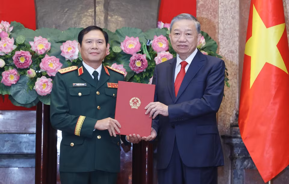 Tổng Bí thư, Chủ tịch nước Tô Lâm trao quyết định, chúc mừng Đại tướng Nguyễn Tân Cương, Ủy viên Trung ương Đảng, Uỷ viên Thường vụ Quân ủy Trung ương, Tổng Tham mưu trưởng Quân đội nhân dân Việt Nam, Thứ trưởng Bộ Quốc phòng. (Ảnh: TTXVN)