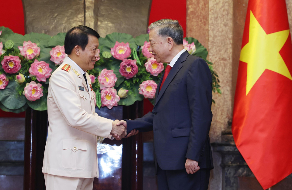 Tổng Bí thư, Chủ tịch nước Tô Lâm chúc mừng Đại tướng Lương Tam Quang, Ủy viên Bộ Chính trị, Bí thư Đảng ủy Công an Trung ương, Bộ trưởng Bộ Công an. (Ảnh: Lâm Khánh/TTXVN)