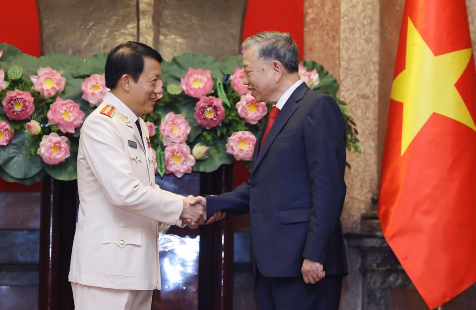 Tổng Bí thư, Chủ tịch nước Tô Lâm chúc mừng Đại tướng Lương Tam Quang, Ủy viên Bộ Chính trị, Bí thư Đảng ủy Công an Trung ương, Bộ trưởng Bộ Công an. (Ảnh: Lâm Khánh/TTXVN)