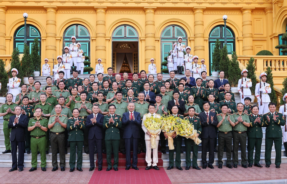 Tổng Bí thư, Chủ tịch nước Tô Lâm, Bí thư Quân ủy Trung ương với các đồng chí lãnh đạo Bộ Quốc phòng và Bộ Công an. (Ảnh: Lâm Khánh/ TTXVN)
