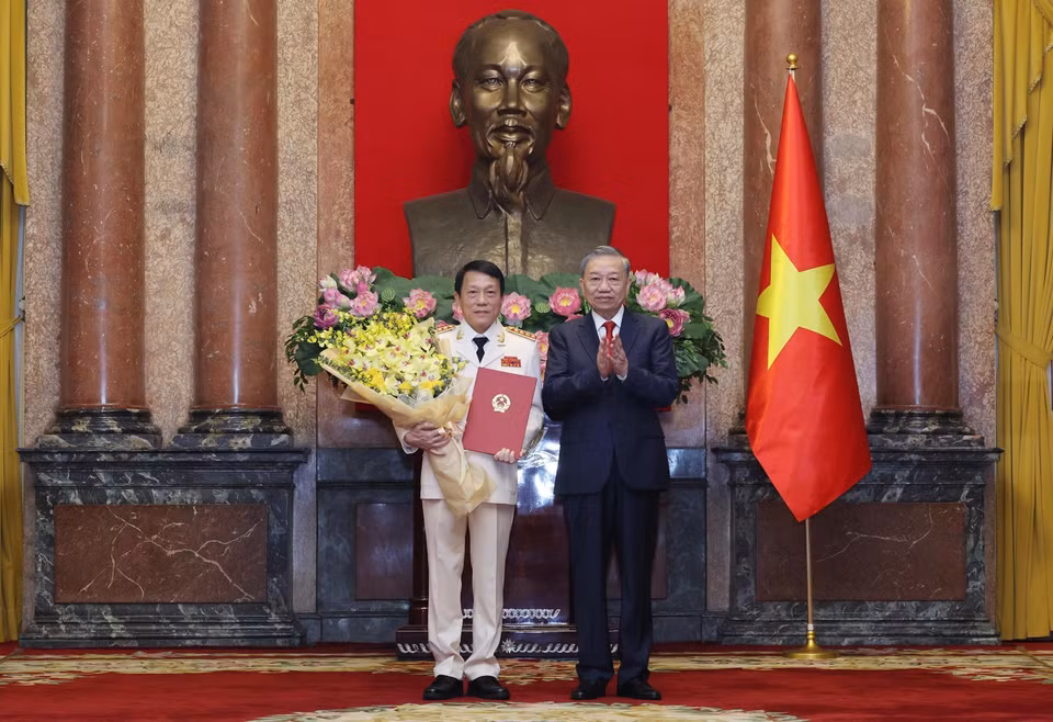 Tổng Bí thư, Chủ tịch nước Tô Lâm trao quyết định thăng quân hàm Đại tướng đối với Thượng tướng Lương Tam Quang, Ủy viên Bộ Chính trị, Bí thư Đảng ủy Công an Trung ương, Bộ trưởng Bộ Công an. (Ảnh: Lâm Khánh/TTXVN)