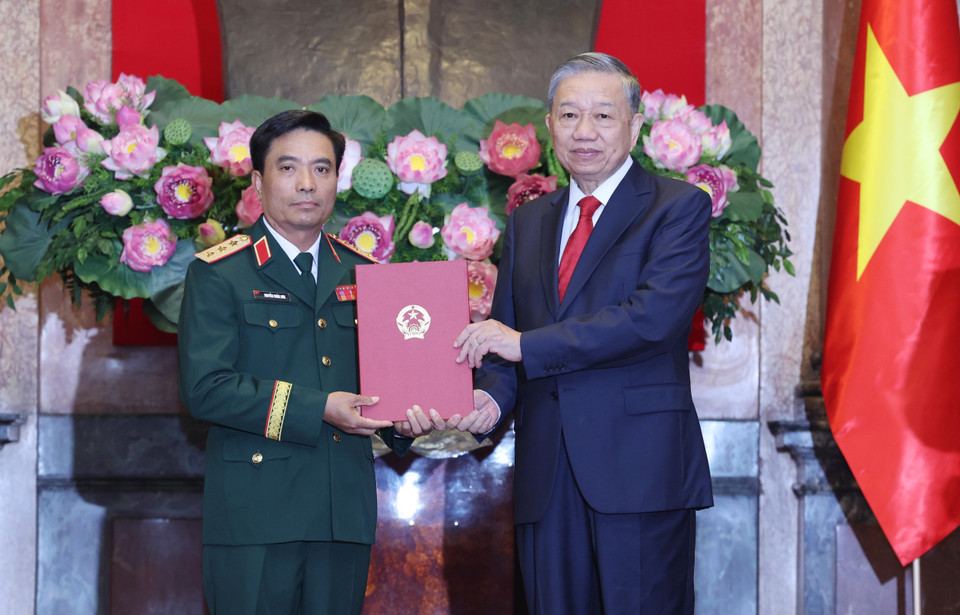 Tổng Bí thư, Chủ tịch nước Tô Lâm trao Quyết định thăng quân hàm Thượng tướng đối với Phó Tổng Tham mưu trưởng Quân đội Nhân dân Việt Nam Nguyễn Doãn Anh. (Ảnh: Lâm Khánh/TTXVN)
