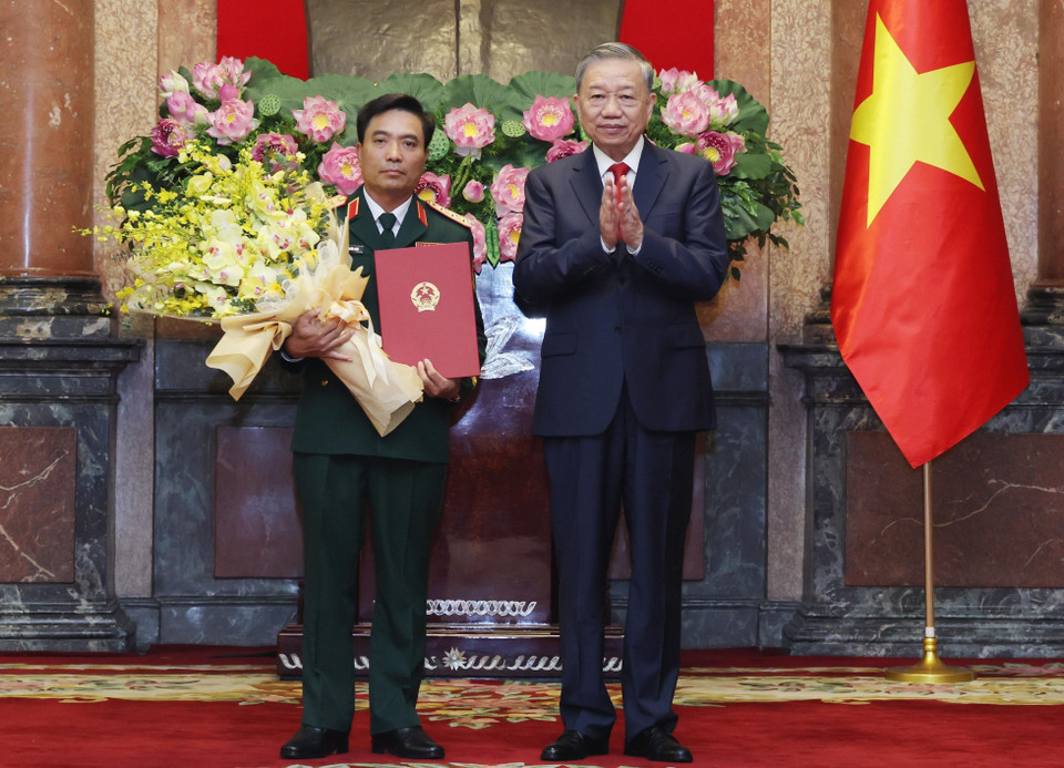 Tổng Bí thư, Chủ tịch nước Tô Lâm trao Quyết định thăng quân hàm Thượng tướng đối với Phó Tổng Tham mưu trưởng Quân đội Nhân dân Việt Nam Nguyễn Doãn Anh. (Ảnh: Lâm Khánh/TTXVN)