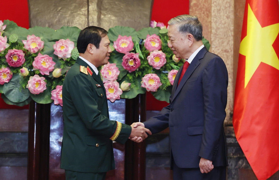 Tổng Bí thư, Chủ tịch nước Tô Lâm chúc mừng Đại tướng Nguyễn Tân Cương, Ủy viên Trung ương Đảng, Uỷ viên Thường vụ Quân ủy Trung ương, Tổng Tham mưu trưởng Quân đội nhân dân Việt Nam, Thứ trưởng Bộ Quốc phòng. (Ảnh: TTXVN)