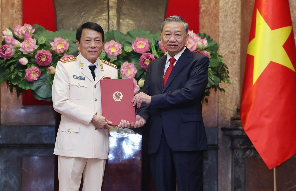 Tổng Bí thư, Chủ tịch nước Tô Lâm trao quyết định thăng quân hàm Đại tướng đối với Thượng tướng Lương Tam Quang, Ủy viên Bộ Chính trị, Bí thư Đảng ủy Công an Trung ương, Bộ trưởng Bộ Công an. (Ảnh: Lâm Khánh/TTXVN)