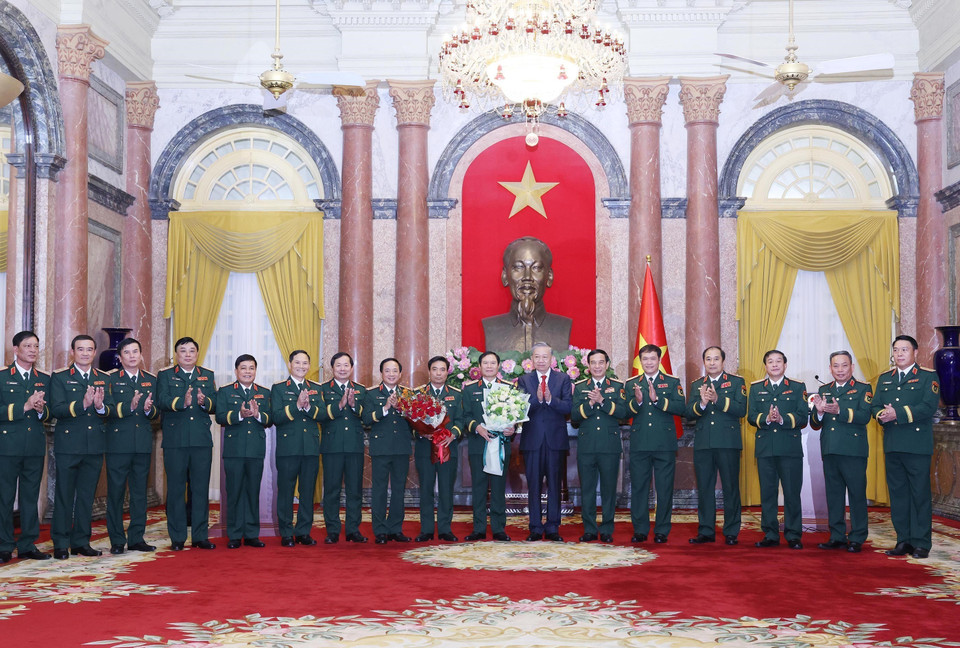 Tổng Bí thư, Chủ tịch nước Tô Lâm, Bí thư Quân uỷ Trung ương với các đồng chí lãnh đạo Quân ủy Trung ương và Bộ Quốc phòng. (Ảnh: Lâm Khánh/TTXVN)
